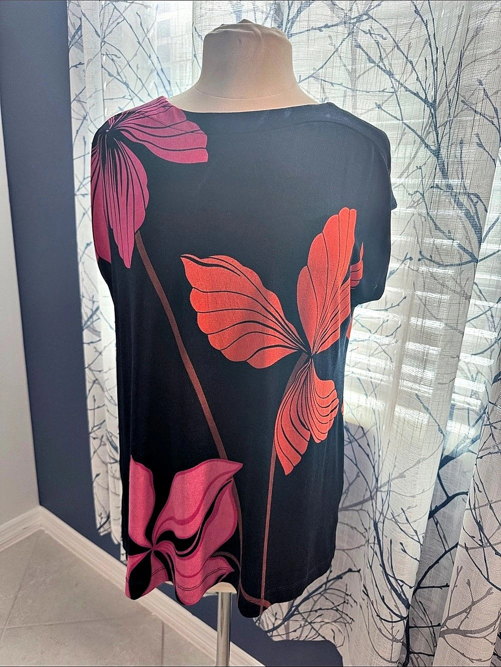 Chico's Floral Short Sleeve Top in Black & Pink Size Large
